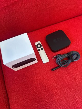 Apple TV con telecomando e cavo