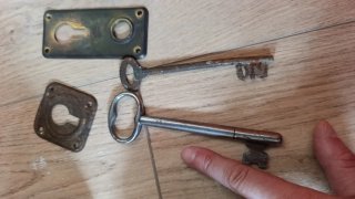 Lote de llaves y placas antiguas