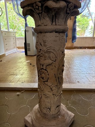 Columna decorativa antigua de mármol