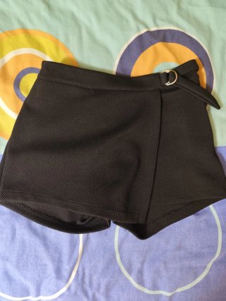 Falda-pantalón negra con cinturón y cremallera