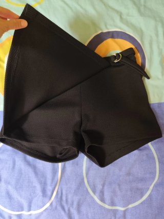 Falda-pantalón negra con cinturón y cremallera