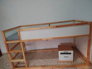 Cama alta reversible + colchón + mesita de noche