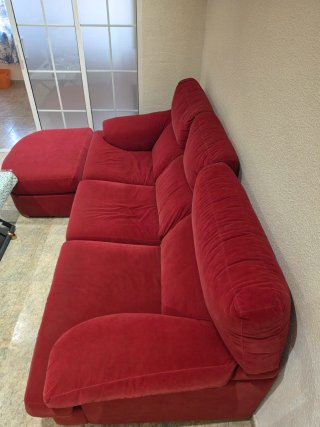 Sofá de terciopelo rojo casi sin uso