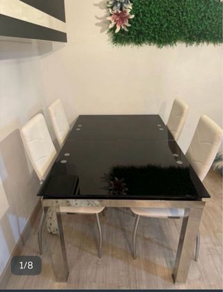 Comedor Cristal Negro y Sillas Blancas