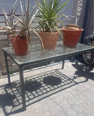 Mesa de hierro y cristal