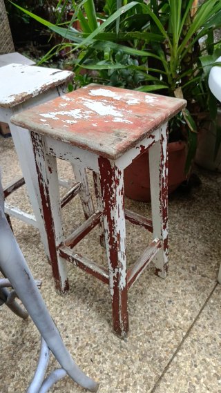 Taburetes de madera blancos y marrones