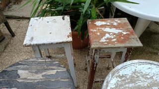 Taburetes de madera blancos y marrones