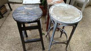 Taburetes de madera blancos y marrones