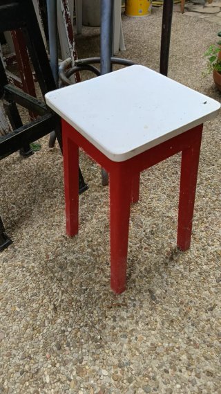 Taburetes de madera blancos y marrones