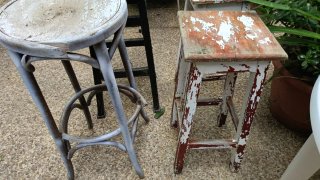 Taburetes de madera blancos y marrones