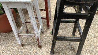 Taburetes de madera blancos y marrones