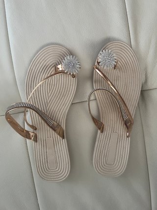 Sandalias Planas Beige y Doradas Talla 39