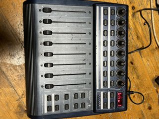 Controladora MIDI Behringer BCF2000