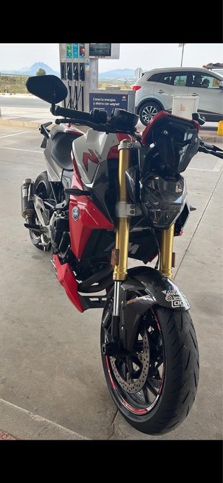BMW F900R Roja y Plata