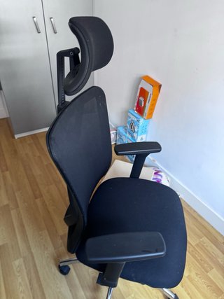 Silla de oficina ergonómica con ruedas