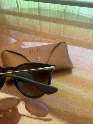 Gafas de sol Ray-Ban negras y azules