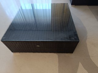 Mesa y puf de ratán sintético exterior o interior