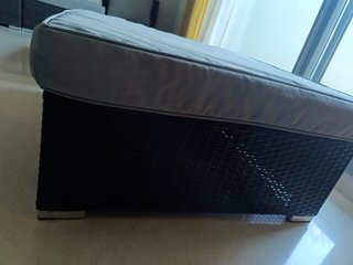Mesa y puf de ratán sintético exterior o interior