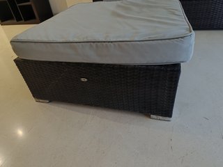 Mesa y puf de ratán sintético exterior o interior