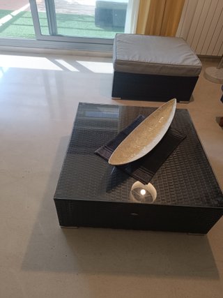 Mesa y puf de ratán sintético exterior o interior