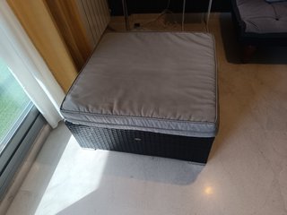 Mesa y puf de ratán sintético exterior o interior