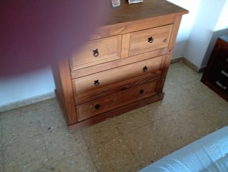Cómoda de madera con espejo
