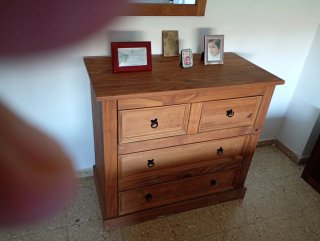 Cómoda de madera con espejo