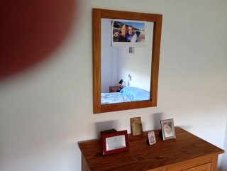 Cómoda de madera con espejo