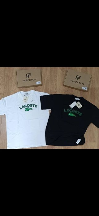 Camisetas negras y blancas