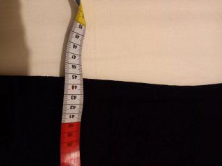 Abito lungo nero con catenelle dorate