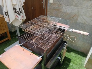 Barbacoa de carbón con bandejas