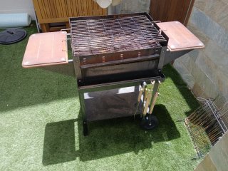 Barbacoa de carbón con bandejas