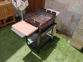 Barbacoa de carbón con bandejas