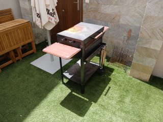 Barbacoa de carbón con bandejas