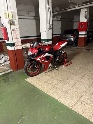 Suzuki GSX-R 750 K7 Roja y Blanca