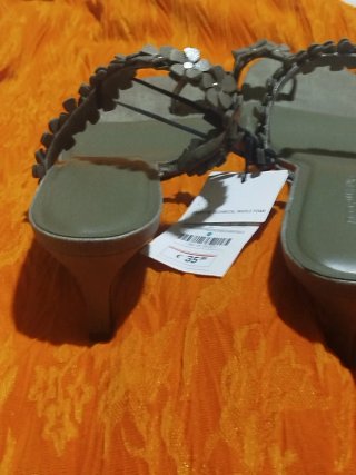 Sandalias verdes con flores talla 35