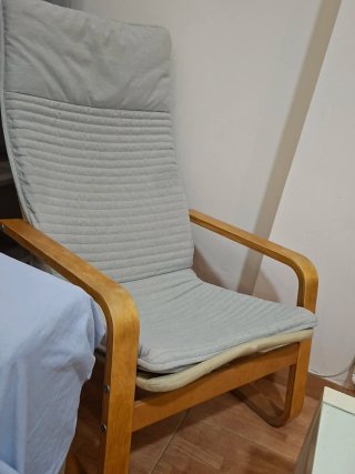 Sillón de madera gris Ikea