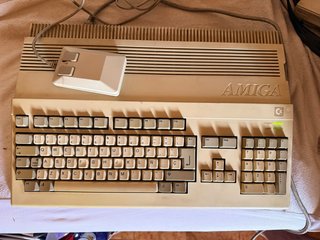 Amiga 500 con fuente, ratón y disquetera externa