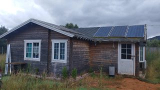Casa de madera con paneles solares