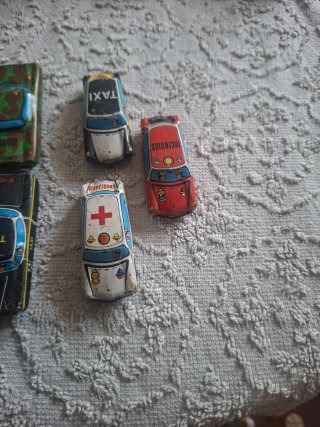 Coche pequeño de hojalata