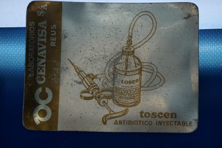 4 CENICEROS METÁLICOS CON PUBLICIDAD.
