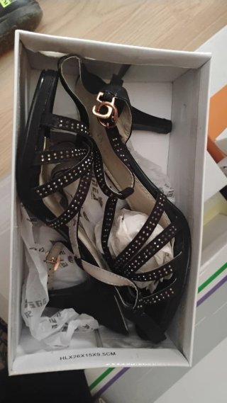 Zapatos de tacón negros con detalles dorados T40