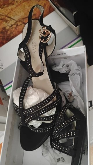 Zapatos de tacón negros con detalles dorados T40