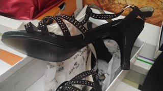 Zapatos de tacón negros con detalles dorados T40