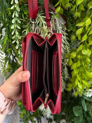Bandolera portamóvil roja con cartera integrada