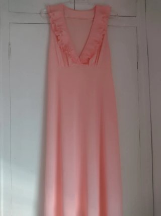 Camisón antiguo rosa con volantes