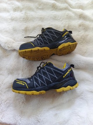 Zapatos de seguridad Goodyear negros y amarillos
