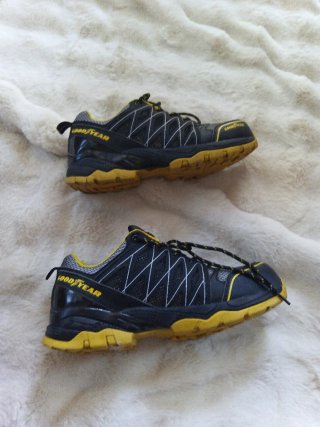 Zapatos de seguridad Goodyear negros y amarillos