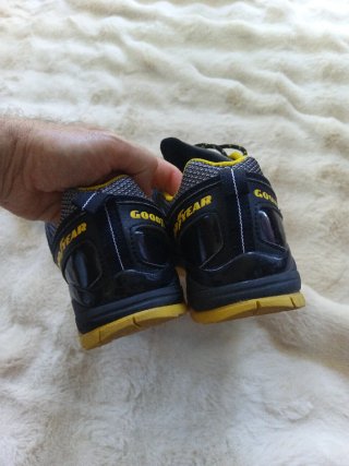 Zapatos de seguridad Goodyear negros y amarillos