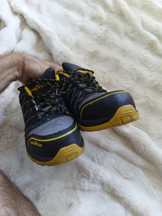 Zapatos de seguridad Goodyear negros y amarillos